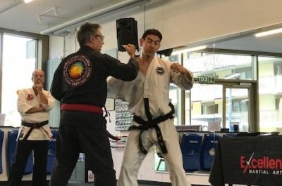 Dübendorf News, Karate, Krav Maga, Selbstverteidigung, Aroha, Fitness, Disziplin, Respekt, Lebensschule, Verteidigung, Kämpfen, Dübendorf Karate, Kinder Karate, Kindergarten Kinder, Jugendliche, Erwachsenen Karate, Lebensschule, Lifeskills, Kampfsport, Karate Training, Selbstverteidigung, Krav Maga, Zürich, Dübendorf, Fällanden, Uster, Wallisellen, Dietlikon, Selbstschutz, Karate, Kung Fu, Judo, Erwachsenen Selbstverteidigung, 8600, 8001, 8117, 8606, Volketswil, Kampfkunst, Kampfsport, 8304, 8605, Krav Maga 360, Bruce Lee, Chuck Norris, Mobbing, Stop Mobbing, Kindergeburtstag, Kampfkunst Party, Aroha, Fitness, QiGong, Qi-Gong, Taichi, Arnis, MMA, JuJitsu, Brasilien JuJitsu, Ferien Camps, Shitoryu, Shukokai, Shitokai, Gojuryu, Shotokan, Wadoryu, Kyusho, Kyusho Jitsu, Dillman, Paul Bowman, Pressure Points, Basel, Solothurn, Bern, Schweiz, Switzerland, Wild Goose Qigong, Dayan, Mixed Martial Arts, Probestunde, Trial Lesson